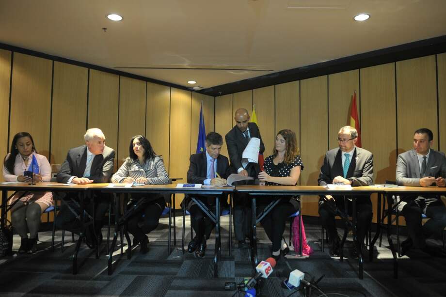 El alto consejero para el posconflicto, Rafael Pardo, y la embajadora (e) de la Unión Europea, Rachel Brazier, durante la firma que formalizó los tres proyectos de paz. / Foto: Gustavo Torrijos - El Espectador.