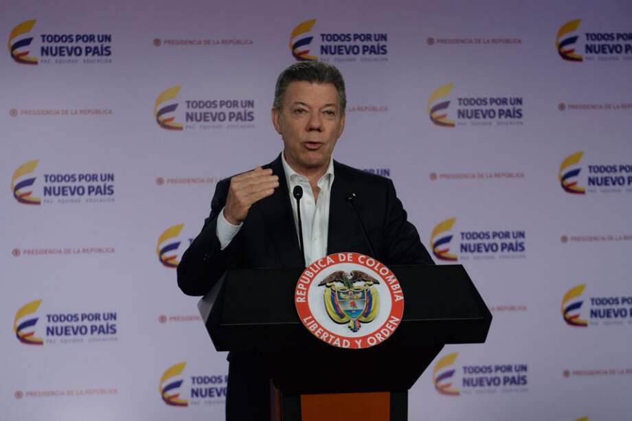 Santos desea un 2015 de paz a las FF.MM.