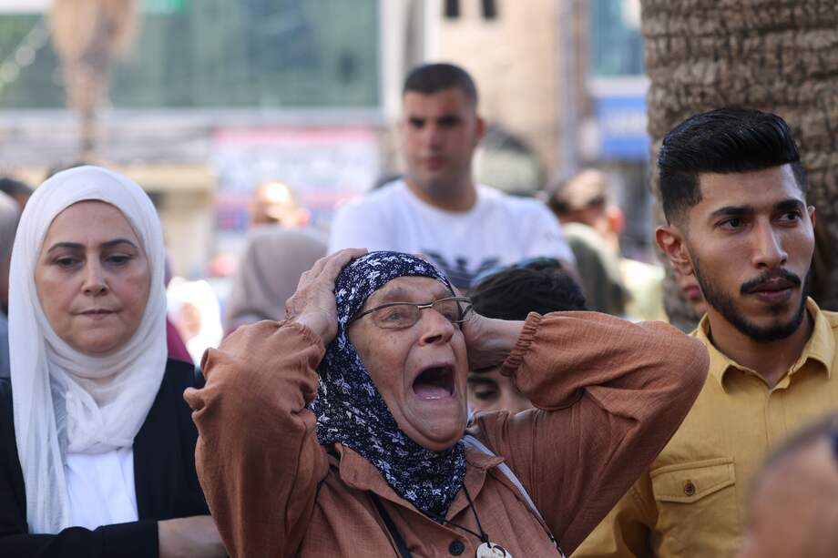 Una mujer reacciona mientras los palestinos asisten a una protesta tras un ataque israelí contra la escuela Al-Taba'een en el barrio de Daraj Tuffah de Gaza, en la ciudad de Naplusa, en Cisjordania, el 10 de agosto de 2024. Al menos 93 personas murieron en el ataque. dijo el director del Hospital Al-Ahli en la ciudad de Gaza.