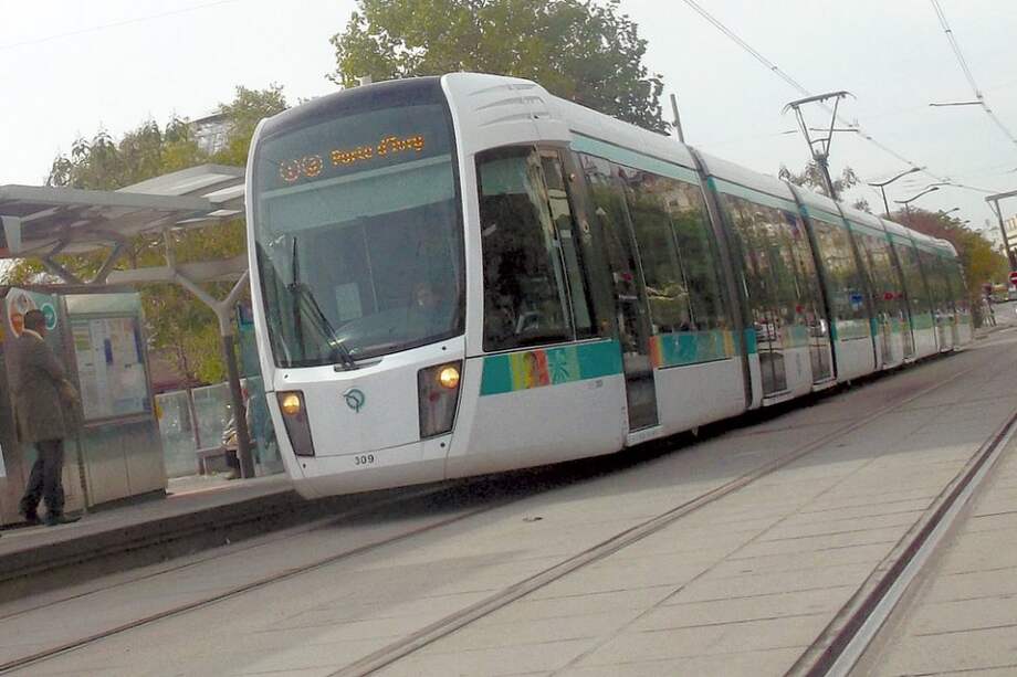 Un equipo similar a este tranvía tipo Citadis 402, fabricado por la firma francesa Alstom, que recorre una de las líneas de París, se utilizaría en el proyecto del tram-trem de Bogotá.