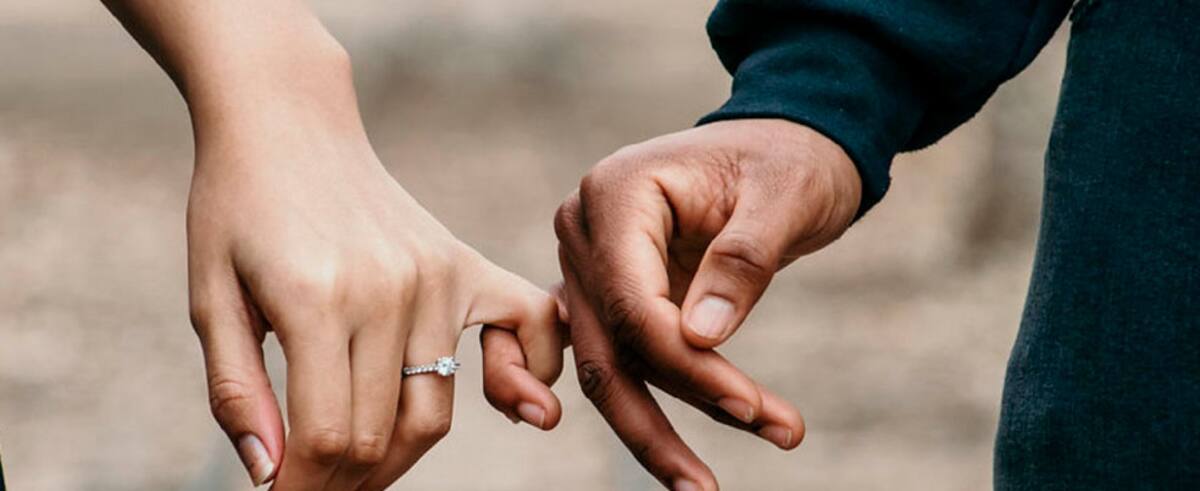 Anillo de promesa: este es el significado que tiene dentro de una relación
