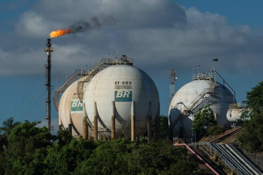 Incertidumbre por reajuste de combustibles hunde acciones de Petrobras