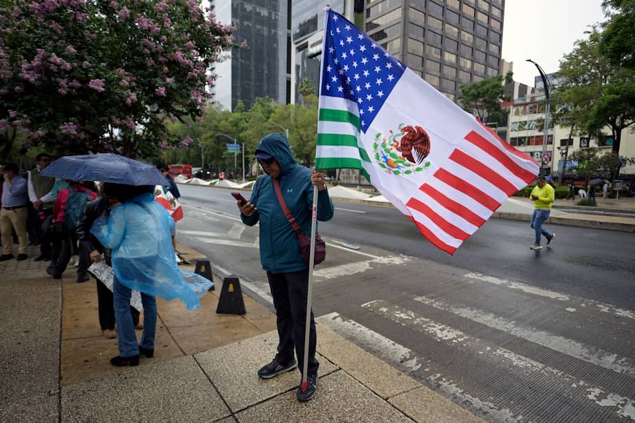 Ciudadanos estadounidenses que residen en México protestan contra las políticas de Trump.