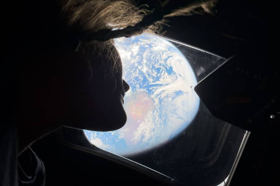 En la imagen se observa a la astronauta Christina Koch abordo de la nave en la que viaja con tres colegas hacia la Luna.