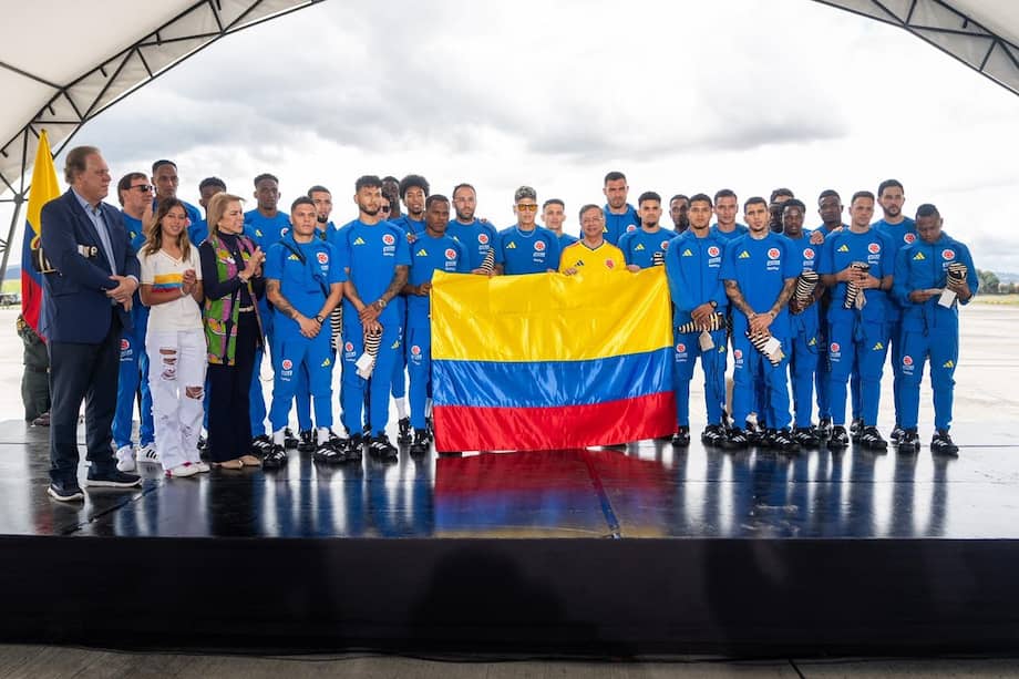 La selección de Colombia y el presidente de la República en CATAM en el aeropuerto internacional El Dorado de Bogotá.