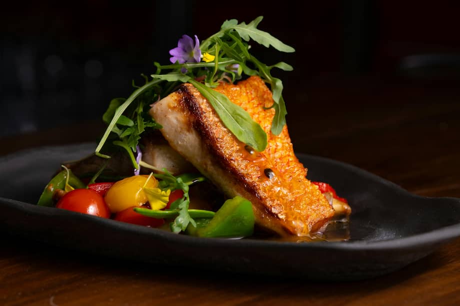 Sirve el salmón con papa en puré, ensalada verde o sobre una buena cama de vegetales para disfrutar.