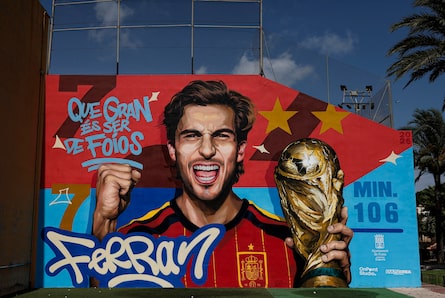 Ferran Torres fichó por el París Saint-Germain luego de hacer campeona del mundo a España