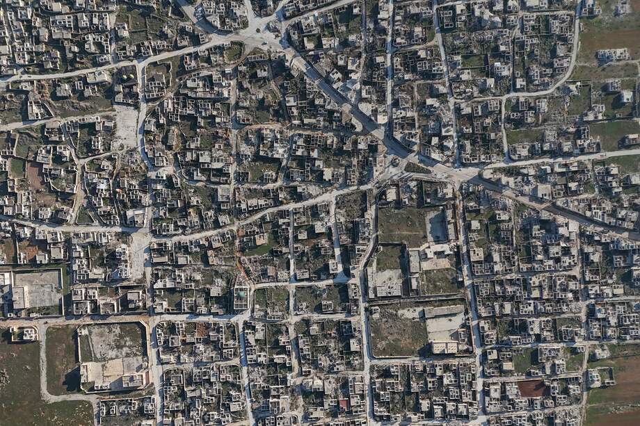 Una vista de la destrucción y las casas sin techo en la ciudad de Jarjanaz, al este de Idlib, dos meses después de la caída del régimen sirio.