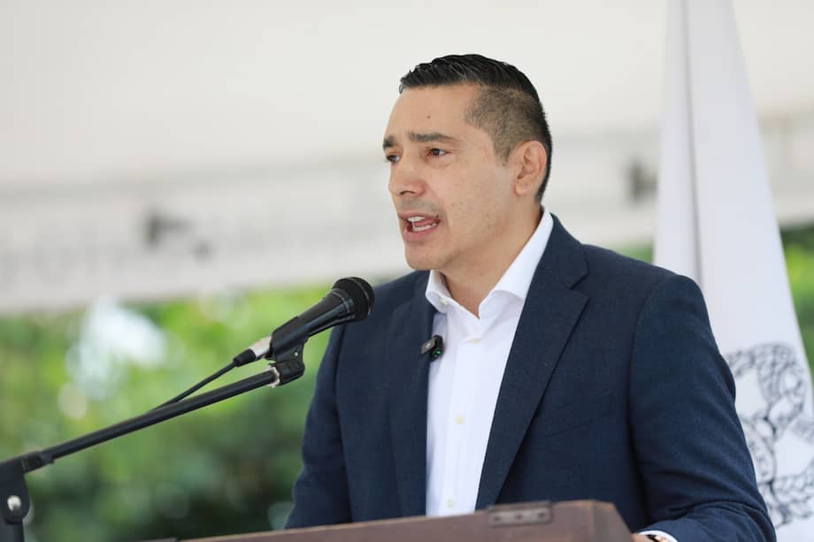 Octavio Guzmán confirmó que tres personas resultaron heridas por la detonación de una mina antipersonal en zona rural del municipio de La Vega.