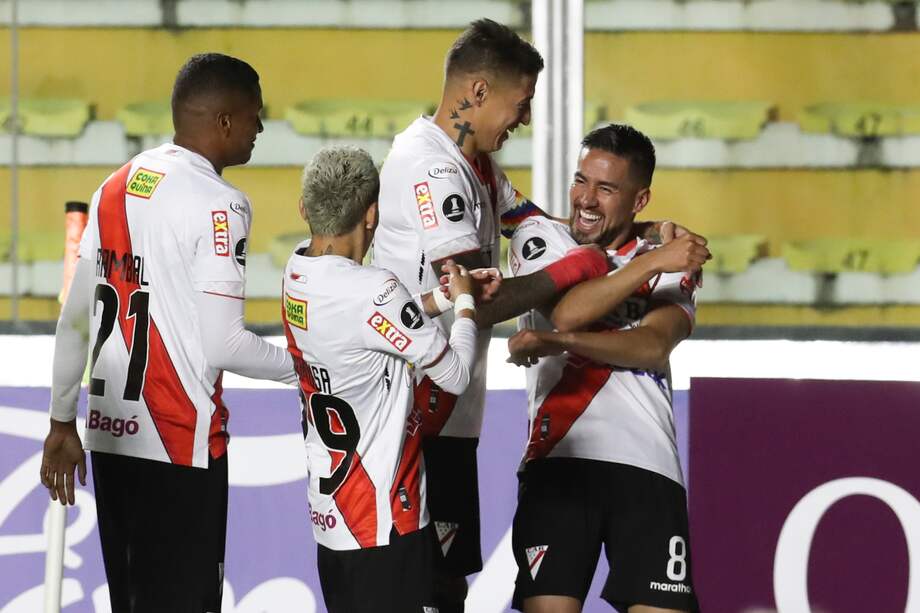 AMDEP8936. LA PAZ (BOLIVIA), 05/04/2022.- Rodrigo Ramallo (d) de Always celebra un gol hoy, en un partido de la Copa Libertadores entre Always Ready y Corinthians en el estadio Hernando Siles en La Paz (Bolivia). EFE/Martín Alipaz