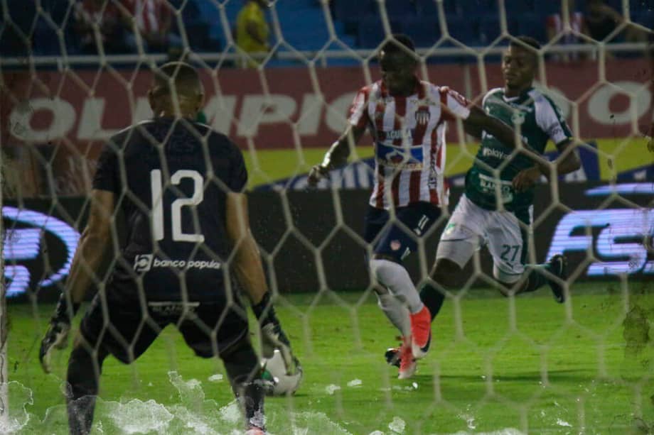 Daniel Moreno (c) generó la acción que derivó en el gol con el que Júnior abrió el marcador en el estadio Metropolitano. / @JuniorClubSA