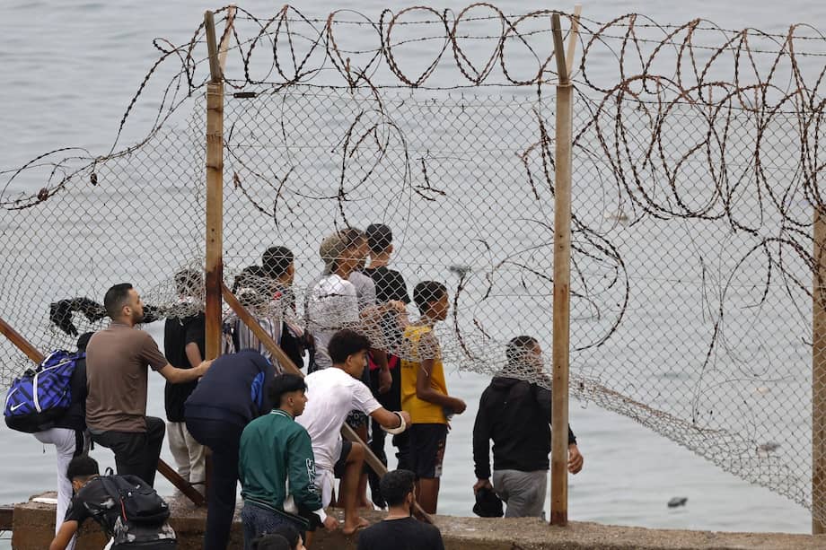 Miles de migrantes cruzaron desde Marruecos hacia el enclave español de Ceuta, en el norte de África.