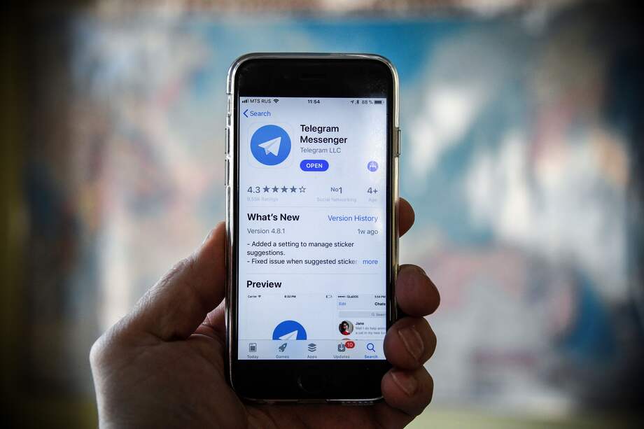Telegram señaló que la traducción de mensajes está disponible en los teléfonos Android compatibles con este servicio de mensajería, así como en los equipos iOS a partir de la versión 15. / AFP