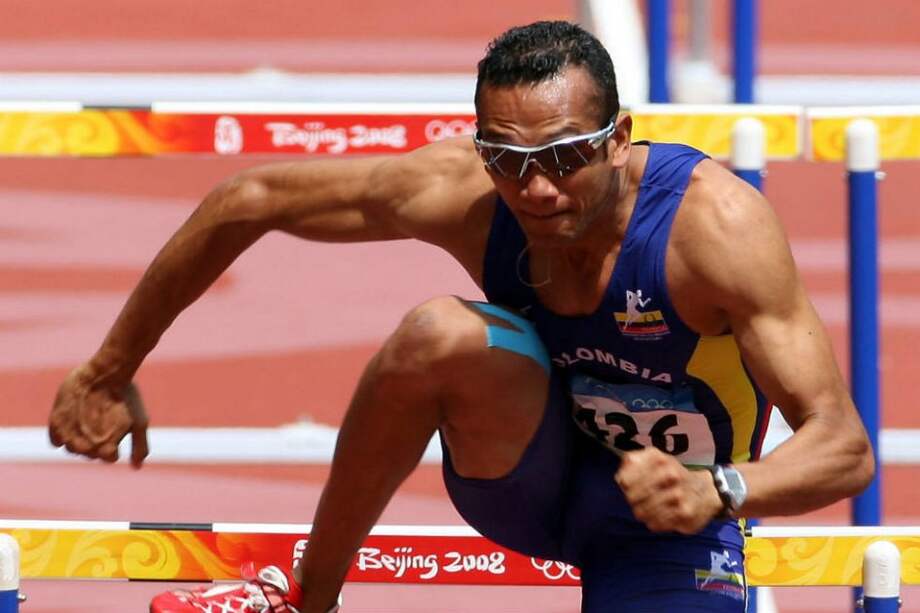El colombiano Villar corrió con una lesión y además tocó con el talón la última valla. Pese a eso, logró avanzar. /AFP