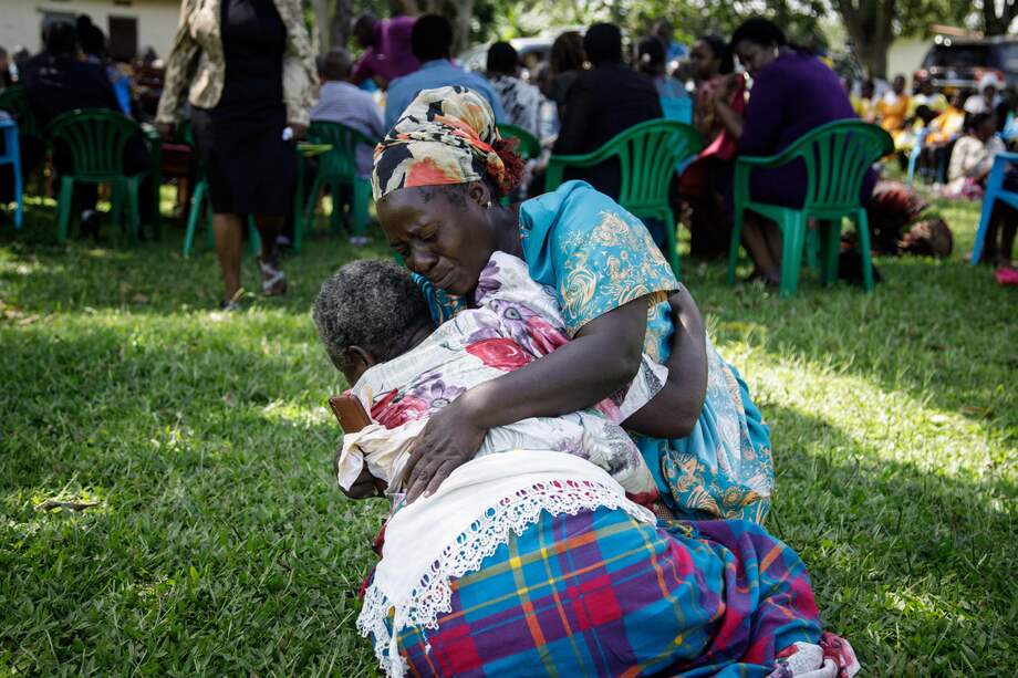 Familiares de los estudiantes de la escuela para ciegos en Luga, Uganda, llegaron al lugar, luego de ser informados de la trágica noticia.