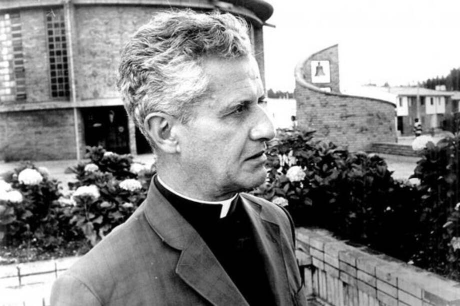 El padre Rafael García Herreros inició su trabajo en medios en 1946, en la emisora Radio Fuentes de Cartagena.