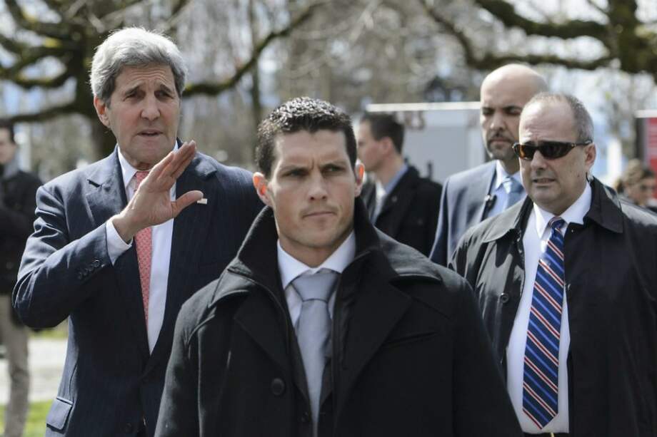 El secretario de Estado de EEUU, John Kerry (i), tras una reunión durante la nueva ronda de de negociaciones sobre el programa nuclear de Irán. / EFE