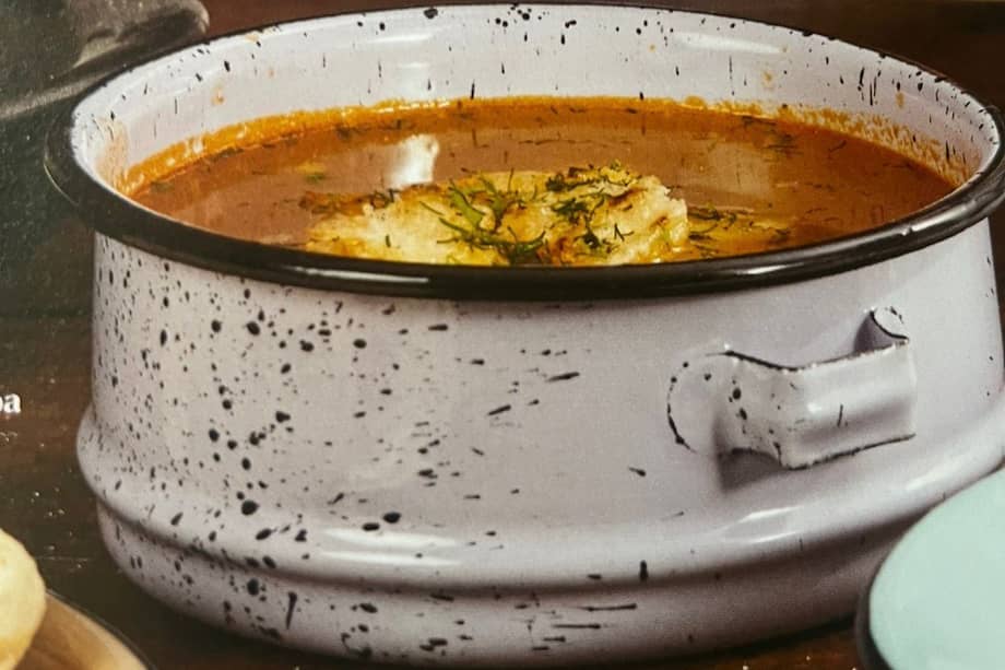 Sopa de arepas, receta clásica de la gastronomía colombiana.