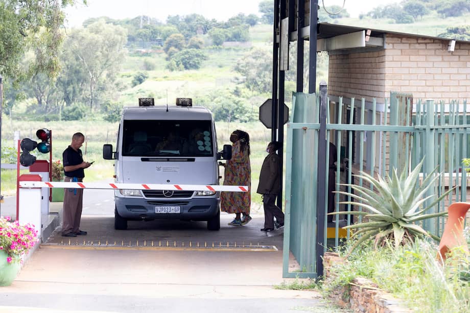 El exatleta Oscar Pistorius salió de la presión de Pretoria y fue trasladado a su casa, en donde completará su condena con detención domiciliaria. EFE/EPA/KIM LUDBROOK