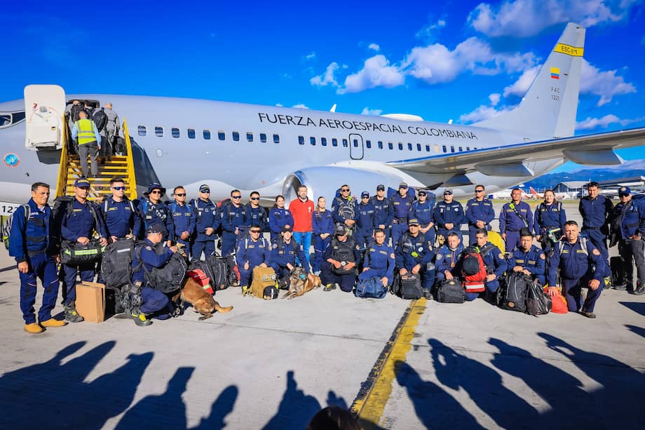 Alrededor de 100 bomberos de Bogotá, especializados en rescate, partieron rumbo a las zonas de mayor desastre tras el terremoto de este 10 de agosto de 2026.