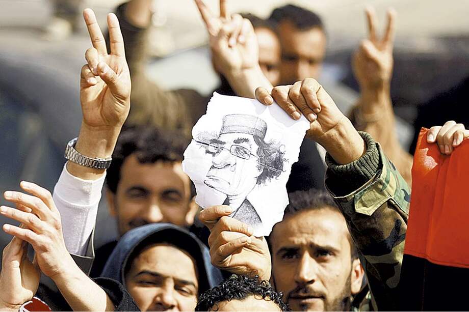 Manifestantes libios celebraron la muerte de Muamar Gadafi, el 20 de octubre de 2011. / AFP