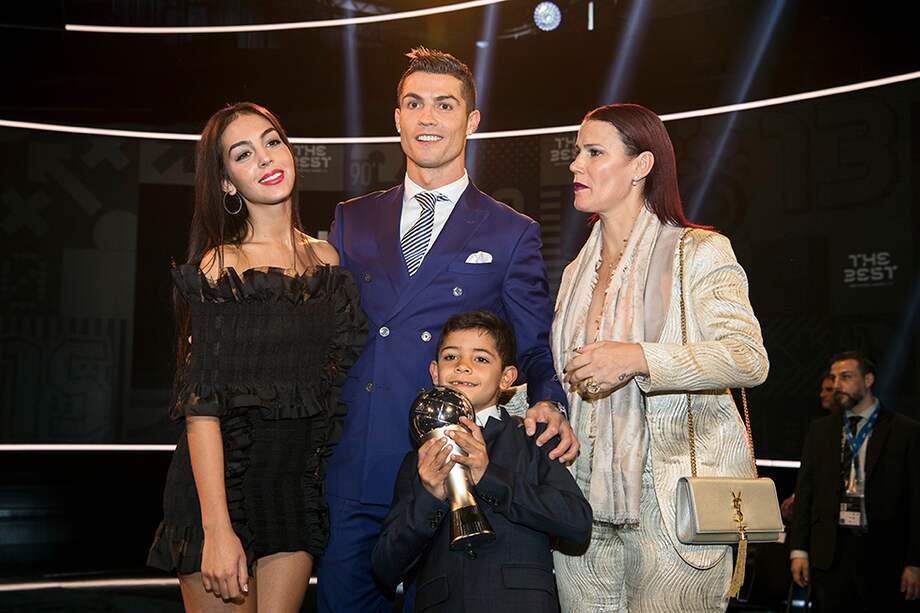 Cristiano Ronaldo junto a su novia Georgina Rodríguez, su hijo Cristiano Ronaldo Jr. y su hermana Elma Aveiro en enero de 2017. / EFE