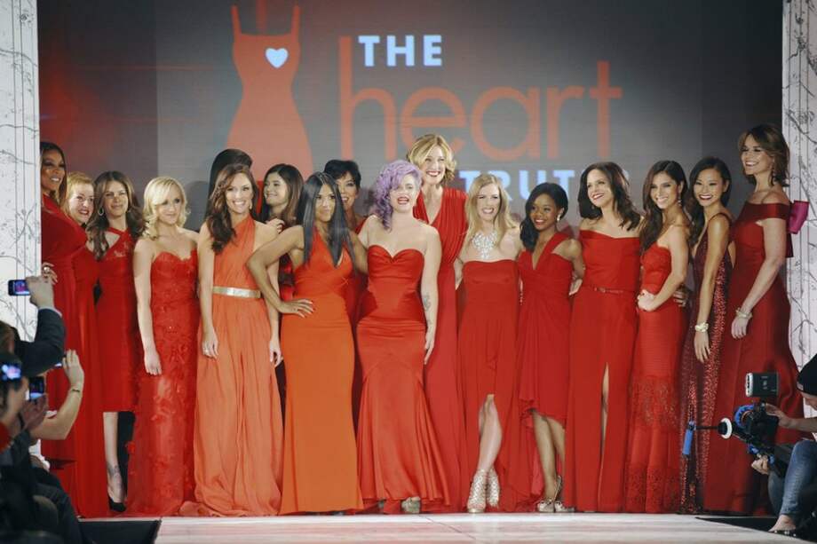 Celebridades que desfilaron en pasarela en el show "Desfile del Vestido Rojo", en la semana de la moda en Nueva York./ EFE