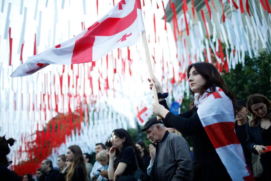 Georgianos participan en una protesta contra el proyecto de ley sobre "agentes extranjeros" cerca del edificio del Parlamento en Tbilisi, Georgia, 28 de mayo de 2024.