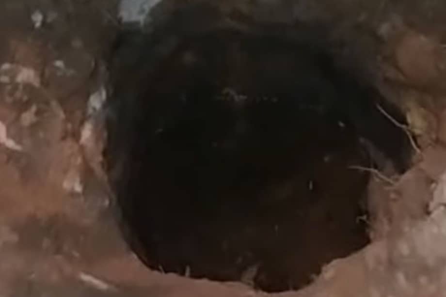 Familiares y vecinos hallaron al niño de dos años sumergido en el hueco lleno de agua sin signos vitales.