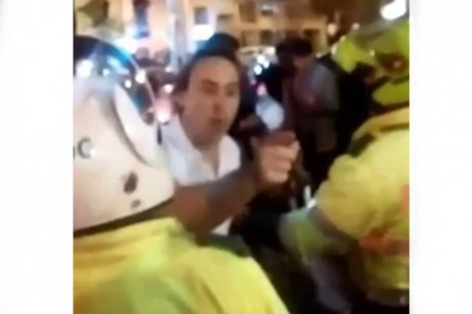 Gobierno condena y rechaza abusos a Policía con un "usted no sabe quién soy yo"