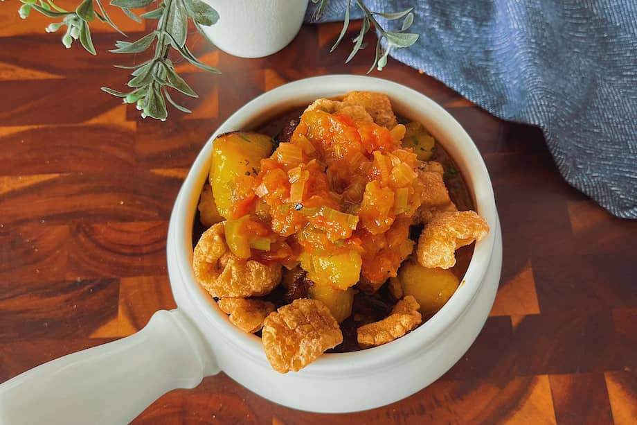 Cazuela de fríjoles acompañada de maduro en cubitos, chicharrón y un toque de hogao.