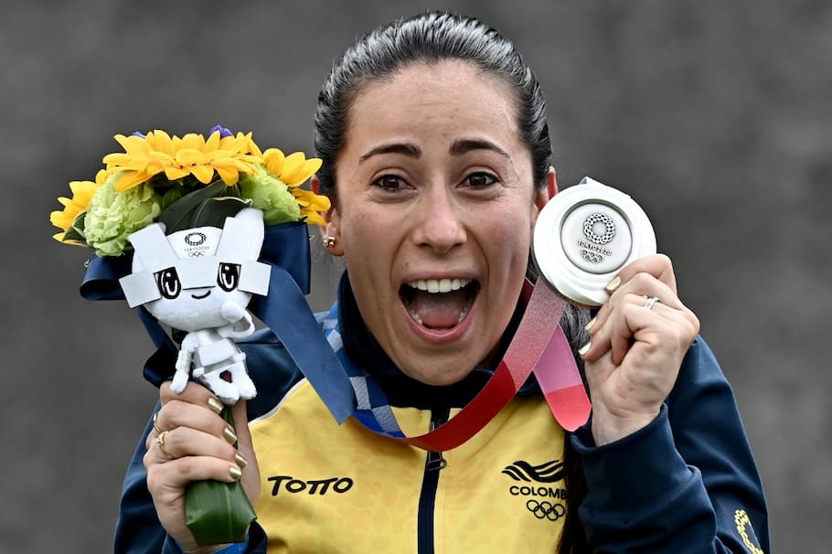 Mariana Pajón celebra con la presea de plata que se colgó en Tokio: su tercera olímpica.