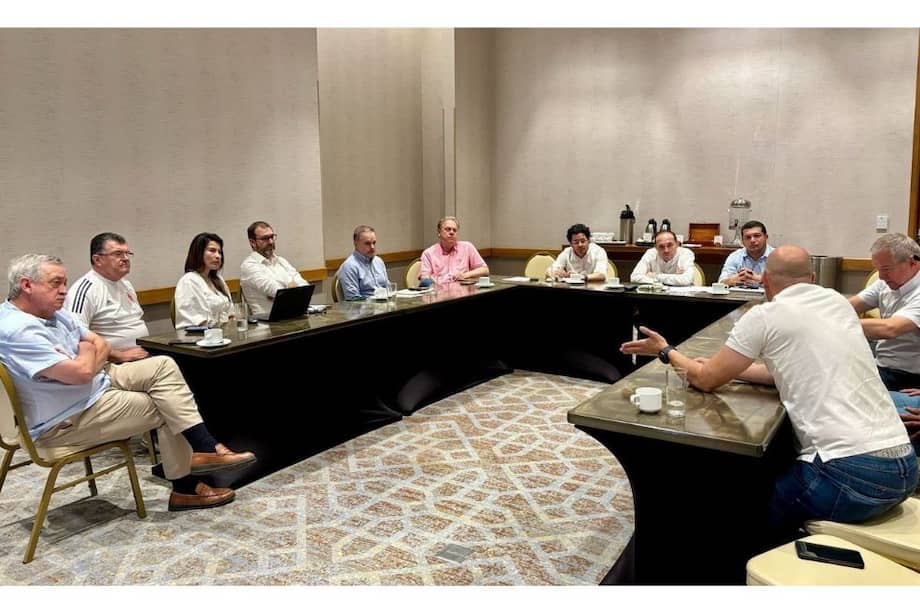 Reunión entre los representantes de Acolfutpro con directivos de la FCF y la Dimayor, en el Ministerio del Trabajo.