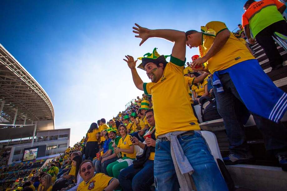 Los hinchas brasileños celebran más las derrotas de sus archirrivales que la victoria de su selección. / EFE