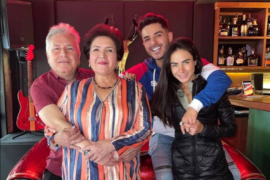 Juanse Quintero en compañía de sus padres y de su novia, la actriz Johanna Fadul.