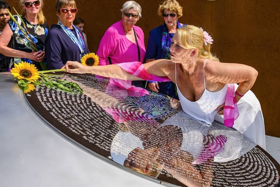 Familiares de las víctimas del vuelo MH17 recuerdan a sus seres queridos durante el quinto aniversario de la tragedia. / AFP