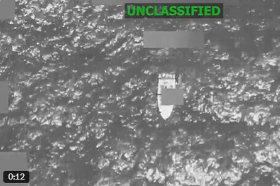 Captura de video tomada de la cuenta en X @Southcom del Comando Sur de Estados Unidos que muestra el ataque a una embarcación que supuestamente vinculada al narcotráfico en aguas internacionales del Pacífico.