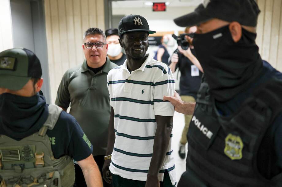 Un hombre es detenido por agentes federales fuera de un tribunal después de su audiencia en el Tribunal de Inmigración de Nueva York-Federal Plaza.