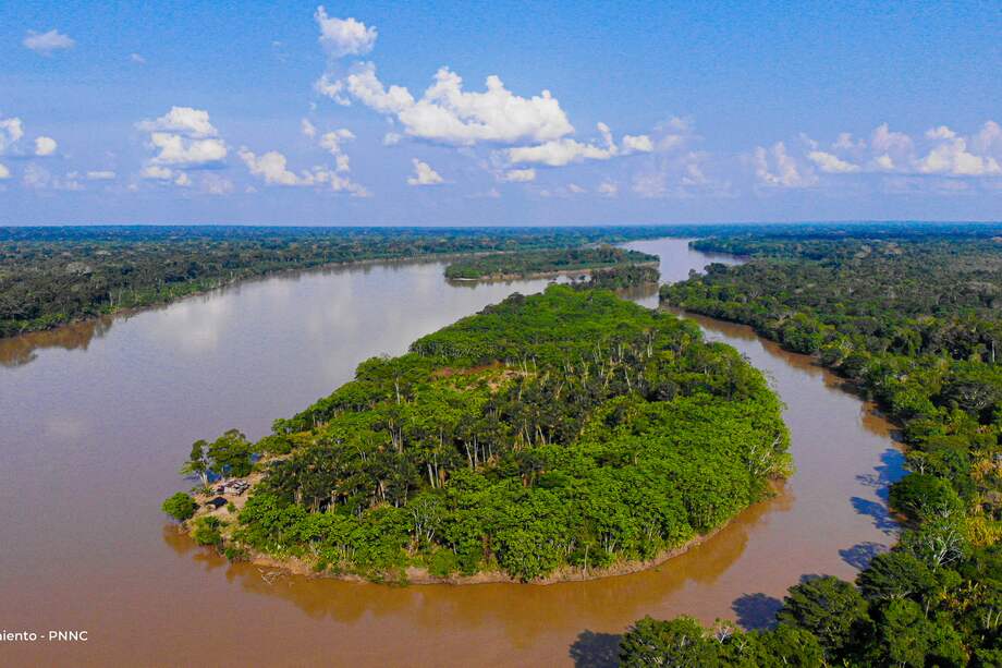 Vista aérea del río Caquetá, el cual marca el límite natural entre el departamento del Putumayo y Caquetá.