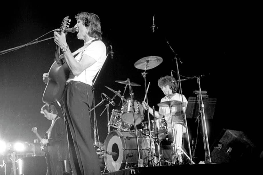 El exbajista de Pink Floyd, Roger Waters, toca la guitarra en Hartford, Connecticut, el 18 de julio de 1984. El guitarrista Eric Clapton, a la izquierda, y el baterista Andy Newmark, a la derecha. La influencia de estas producciones es fundamental para los melómanos. / AP