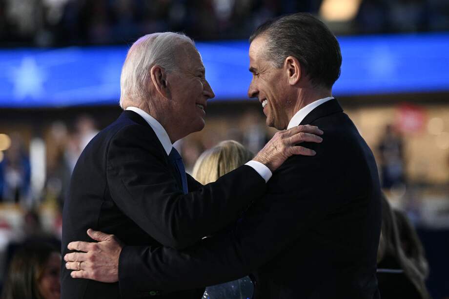 El presidente estadounidense Joe Biden y su hijo Hunter Biden se abrazan en el escenario al concluir el primer día de la Convención Nacional Demócrata (DNC) en el United Center en Chicago, Illinois, el 19 de agosto de 2024.(Photo by Brendan SMIALOWSKI / AFP)