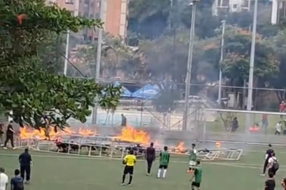 La cancha sintética del Polideportivo Sur de Envigado resultó afectada tras la caída de un globo de mecha.