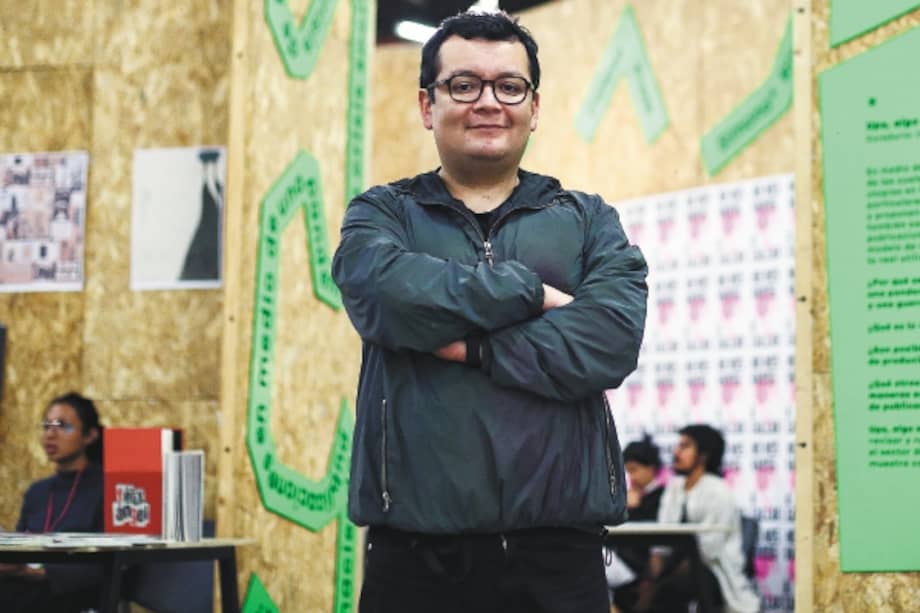 Francisco Toquica en Artbo 2022, donde hizo la curaduría editorial para la sección 'Libro de artista', proyecto que llamó 'Ups, algo salió mal'.