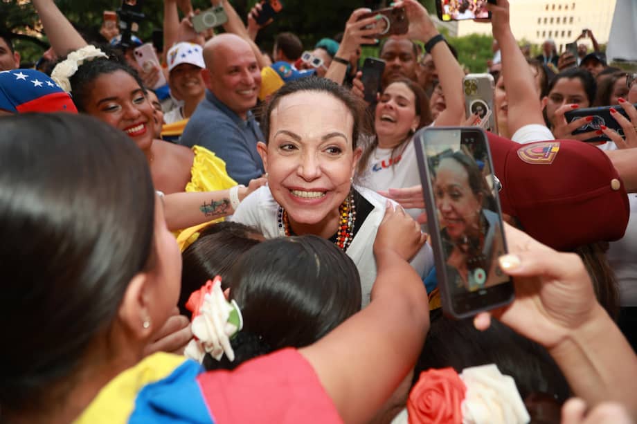 María Corina Machado saluda a un grupo de seguidores al finalizar una reunión con la diaspora venezolana en Houston, Estados Unidos.
