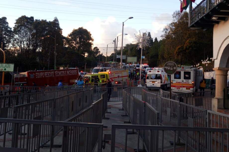 Más de 20 ambulancias llegaron hasta el cerro Monserrate para atender la emergencia. / Tomada de @BomberosBogota