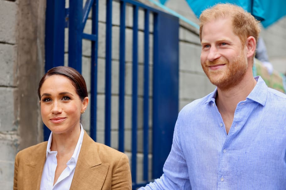 AME985. BOGOTÁ (COLOMBIA), 16/08/2024.- Fotografía cedida por la Vicepresidencia de Colombia de los duques de Sussex, el príncipe Enrique (d) y Meghan llegando al Colegio La Giralda, este viernes en Bogotá (Colombia). La garantía de los derechos de los niños y jóvenes, la educación integral y la salud mental son algunos de los temas en los que se centra el viaje del duque y la duquesa a Colombia, por lo que eligieron este centro educativo, ubicado en el humilde barrio Las Cruces, que "potencia las habilidades socioemocionales de los estudiantes, dándole prioridad la salud mental", informó la Vicepresidencia. EFE/ Vicepresidencia De Colombia /SOLO USO EDITORIAL/SOLO DISPONIBLE PARA ILUSTRAR LA NOTICIA QUE ACOMPAÑA (CRÉDITO OBLIGATORIO)