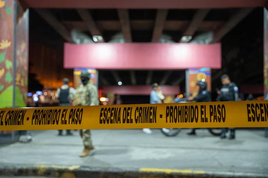 Integrantes de las Fuerzas Armadas de Ecuador custodian una escena de un crimen en Guayaquil (Ecuador).