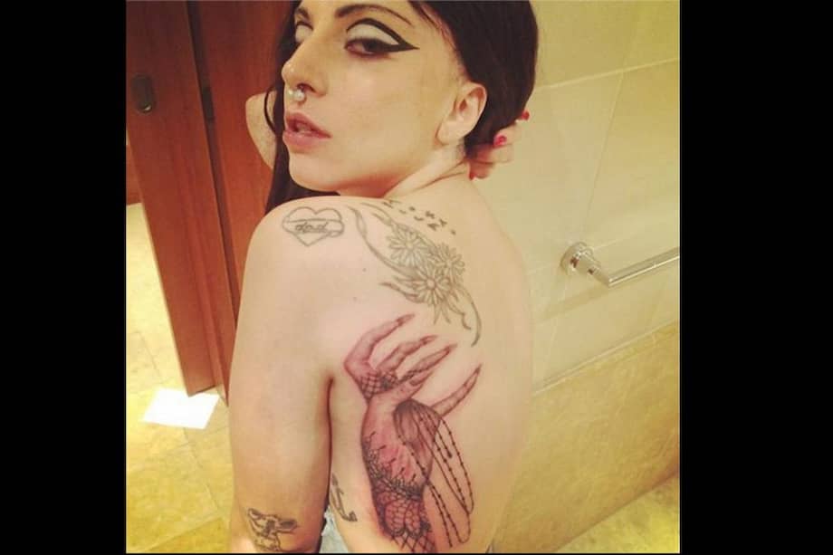 Lady Gaga honra a sus fans con un nuevo tatuaje