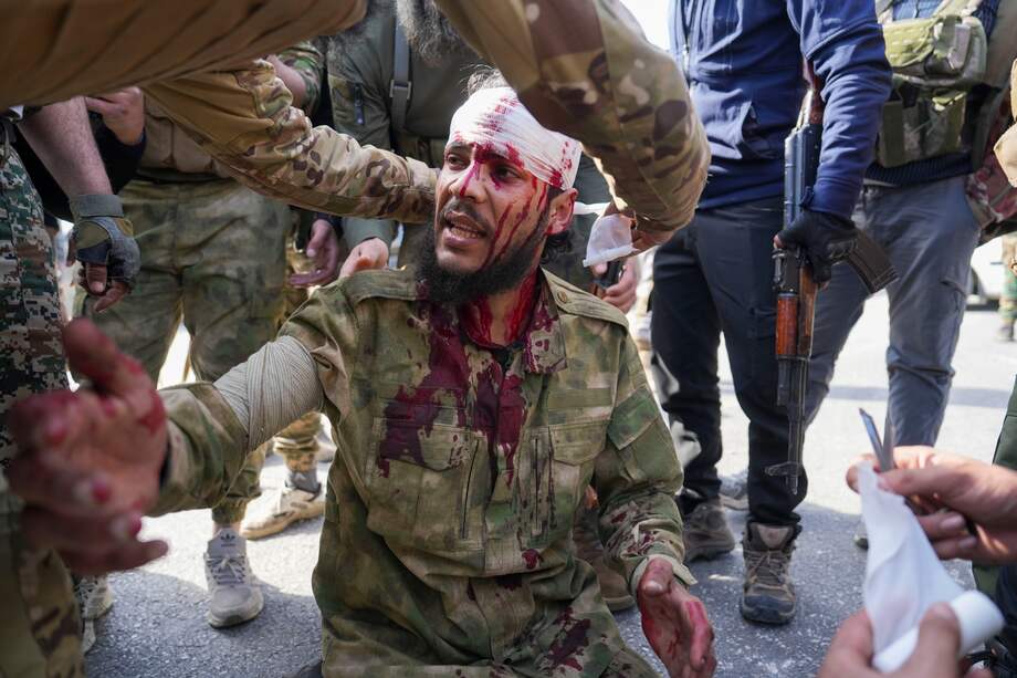 Las fuerzas de la nueva administración siria mandan refuerzos a Jableh, en la provincia costera de Latakia, donde se están produciendo intensos choques con combatientes leales al antiguo régimen del derrocado presidente Bachar al Asad.