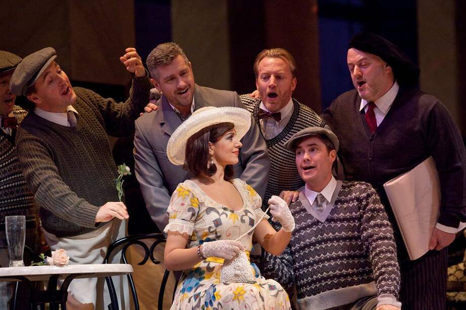 Algunos intérpretes de ‘La Rondine’, de Giacomo Puccini, entre ellos (en el centro) la soprano lírica rumana Angela Gheorghiu, una de sus protagonistas. / Cortesía - Cine Colombia